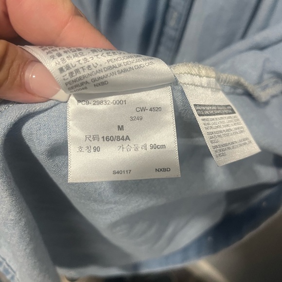 Levi's Classic Light Blue Women Oversized Button Up Blouse Size Medium - Picture 8 of 8